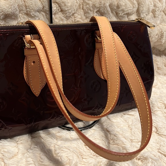 Louis Vuitton Rosewood Avenue Vernis shoulder bag in Stunning Amarante - Picture 8 of 16